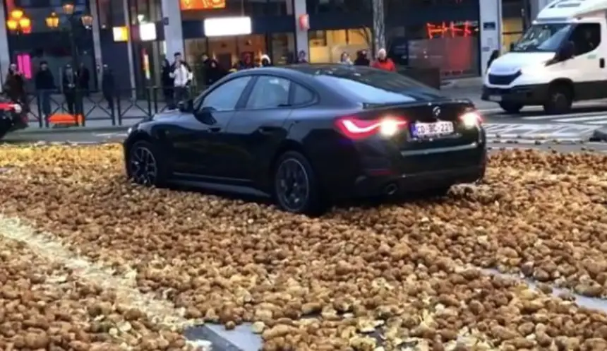 احتجاجات "الجرارات الغاضبة" تشل بروكسيل .. إصابات واعتقالات وسط فوضى "البطاطس"